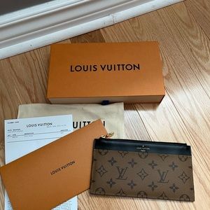 $ 6️⃣0️⃣0️⃣ Louis Vuitton Slim Purse Reverse Monogram